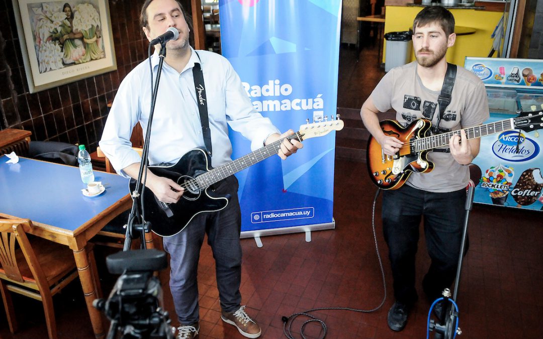 Alejandro Itté y Gusi Lobato en transmisión de Radio Camacua en la cantina de la sede del sindicato AEBU. Foto: Javier Calvelo/ adhocFOTOS